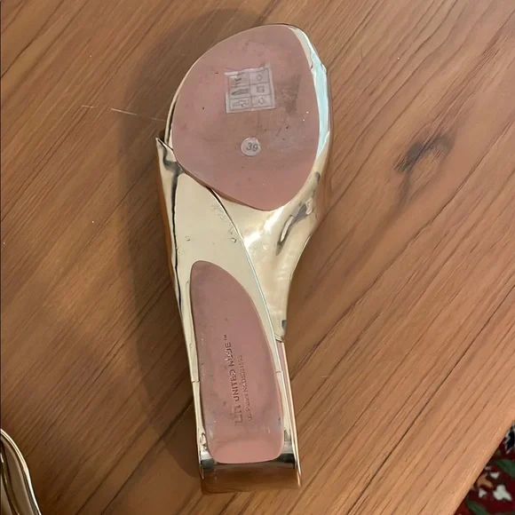 United Nude Gold Platform Sandals with Modern Design - Picture 5 of 9